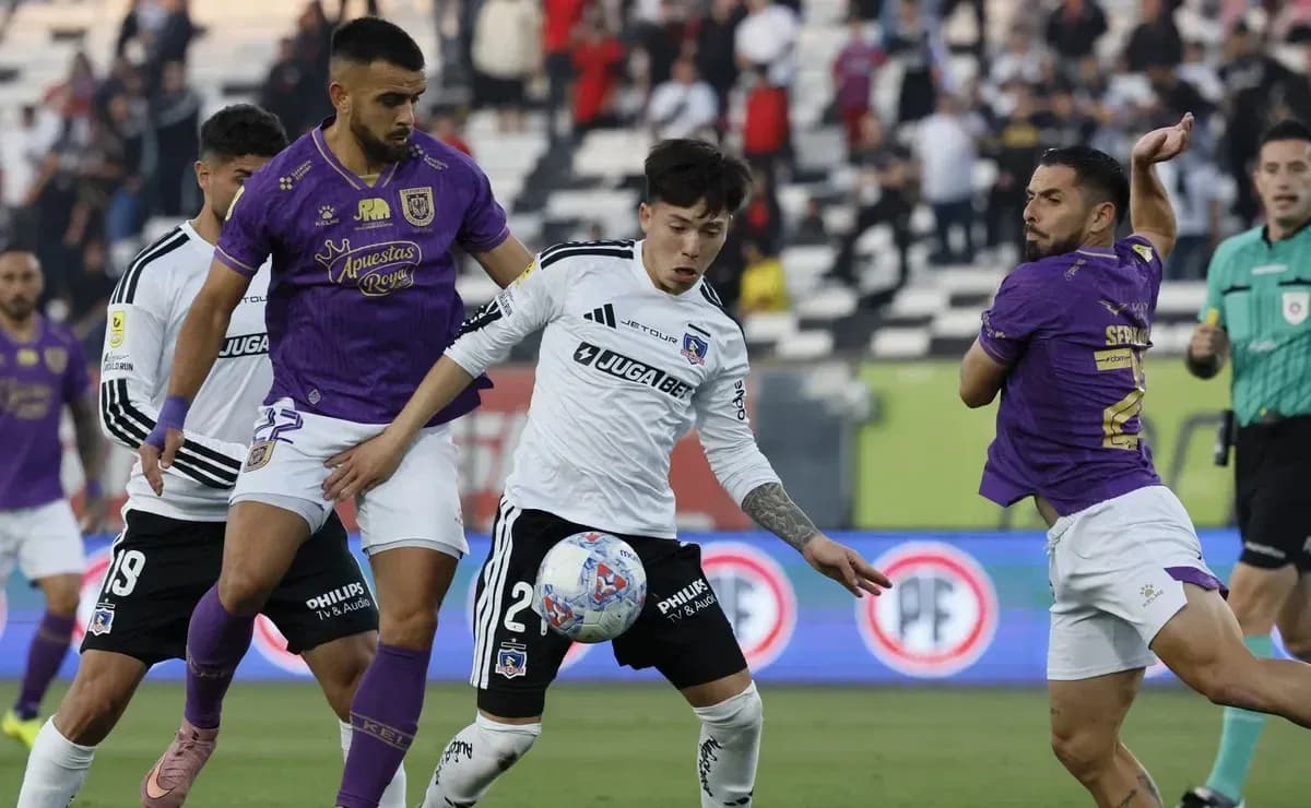 Jugadores compitiendo por el balón en el partido