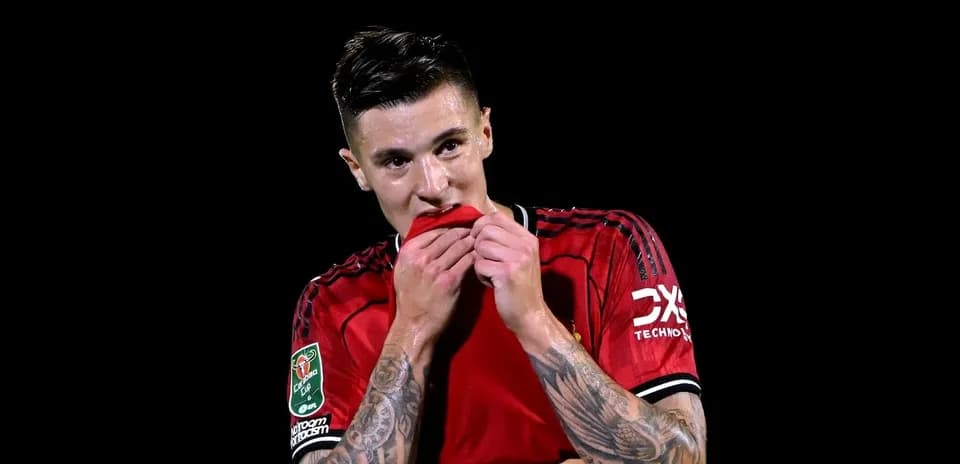 Jugador con camiseta roja tocándose la boca