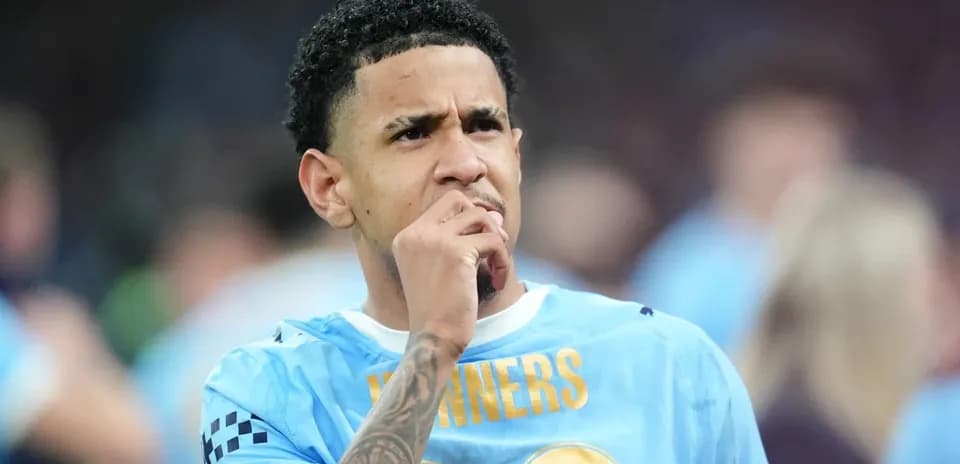 Jugador pensativo con camiseta azul en el campo