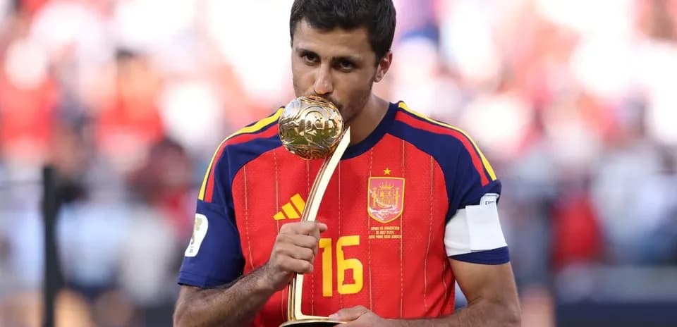 Jugador de España besando trofeo después del partido