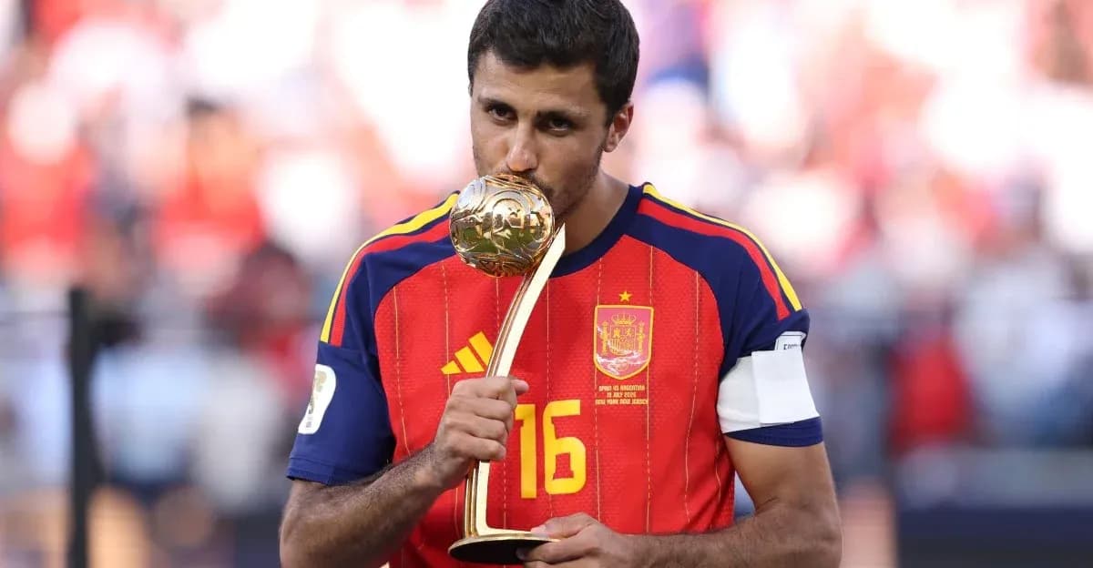 Jugador de España besando trofeo después del partido