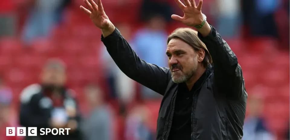 Entrenador saludando al público en el estadio