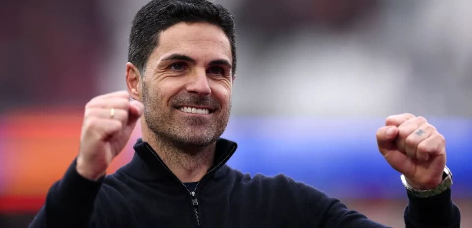 Entrenador celebrando con los puños cerrados