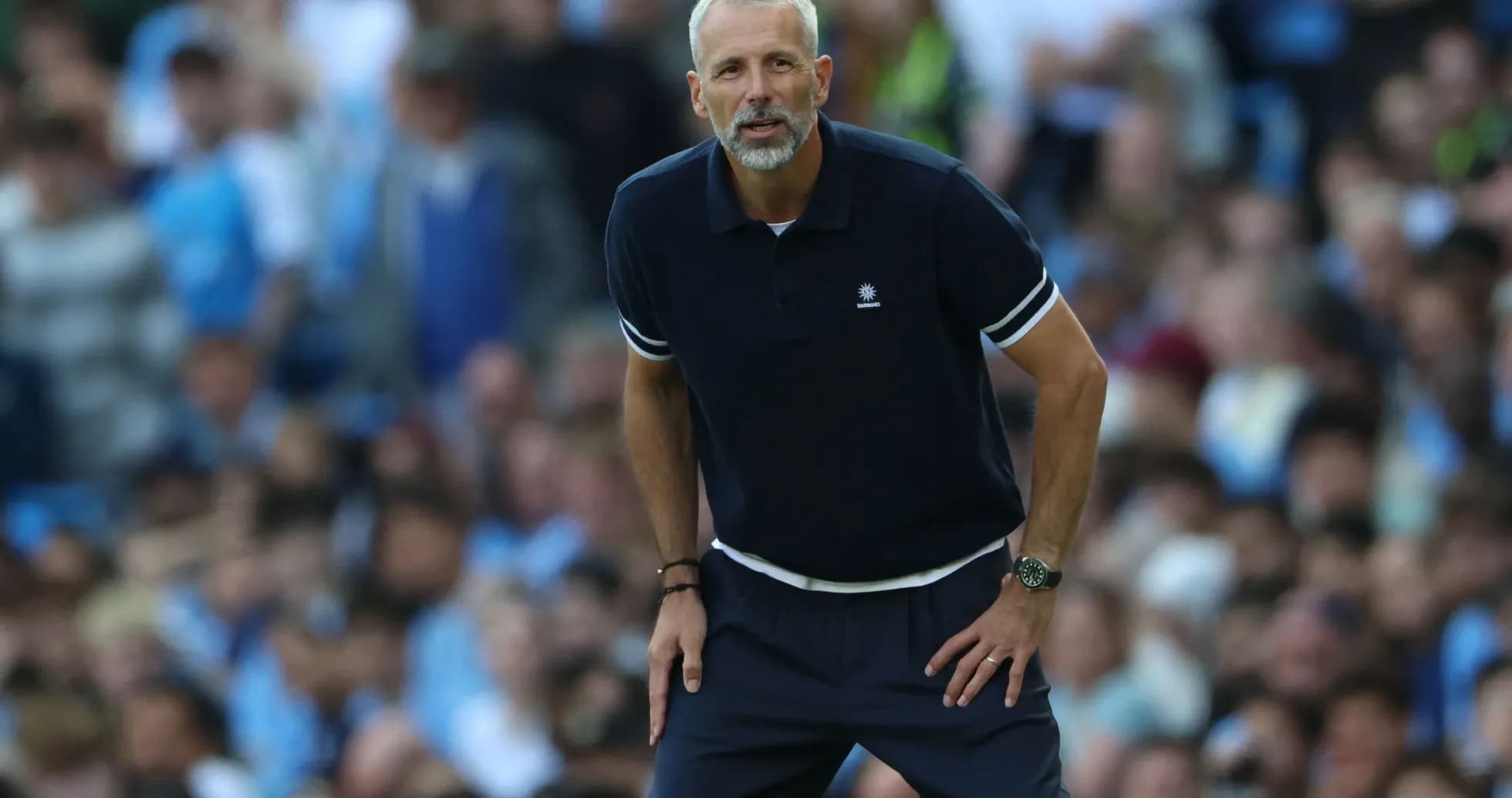 Entrenador observando el partido desde la banda