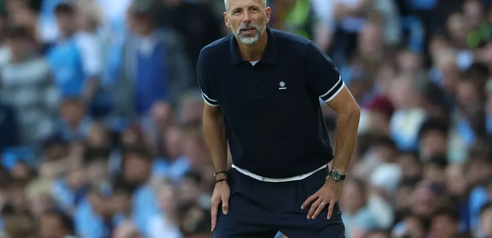 Entrenador observando el partido desde la banda