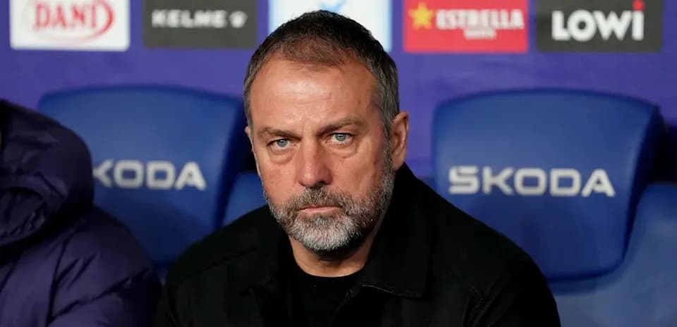 Entrenador sentado en banco de suplentes durante partido