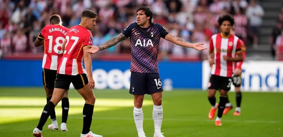 Jugadores de Tottenham y Brentford en el partido