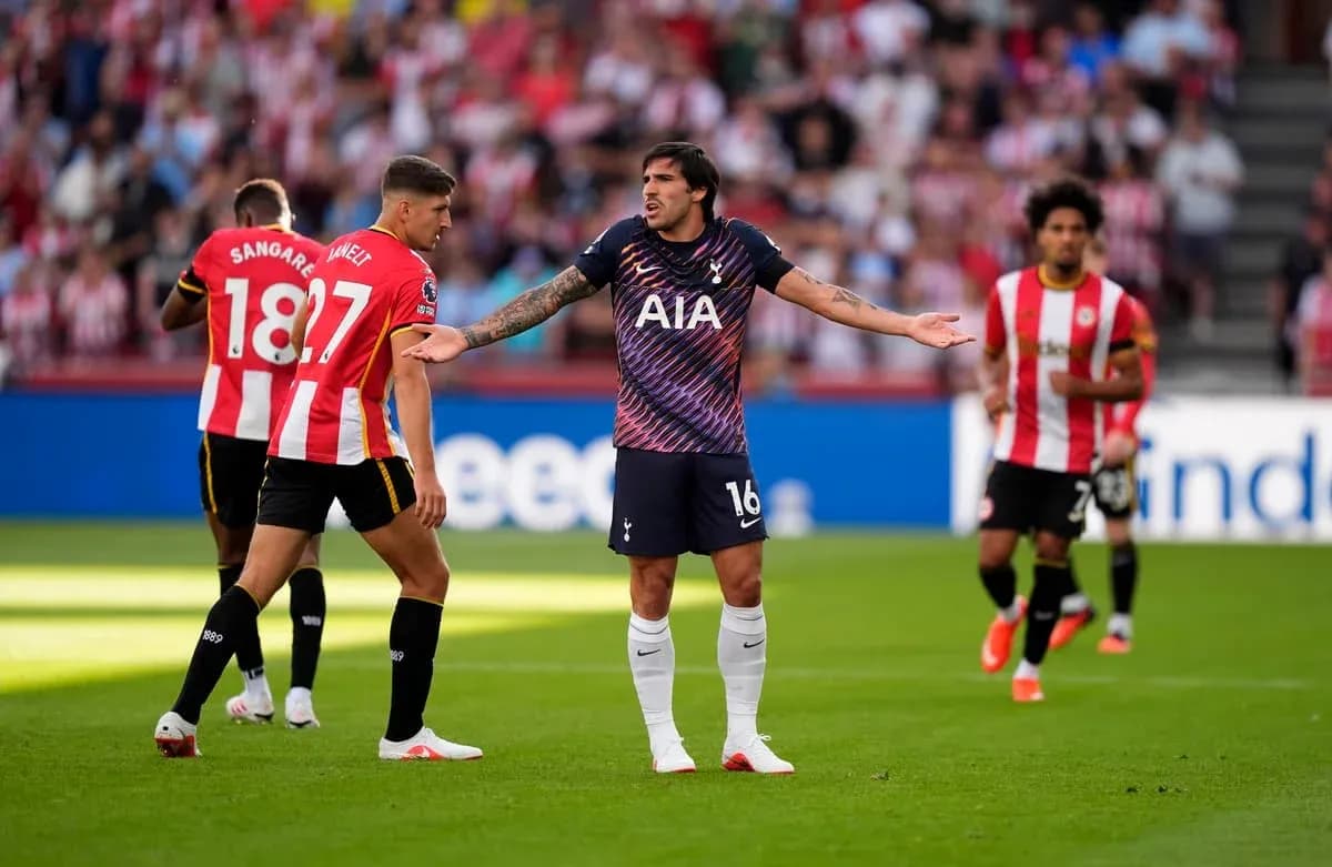 Jugadores de Tottenham y Brentford en el partido