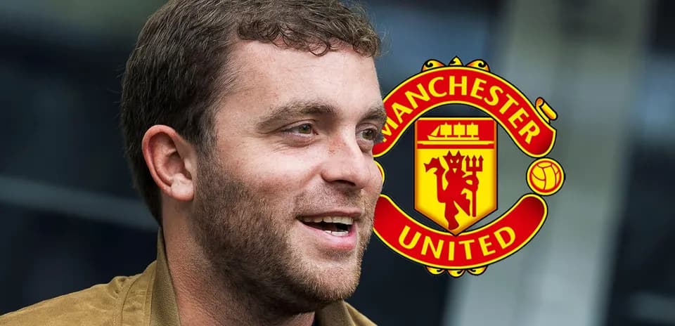 Persona sonriendo frente al logo de Manchester United