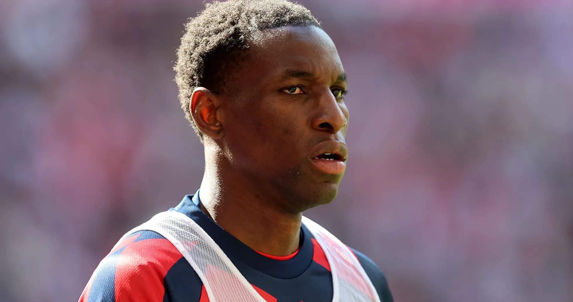 Jugador en el campo antes del partido