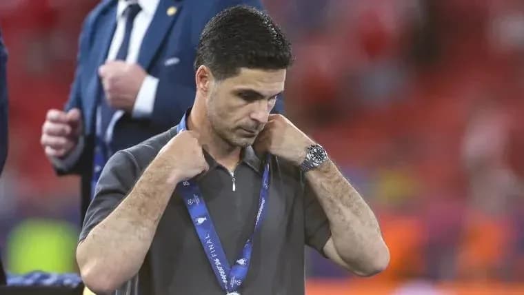 Entrenador con medalla en el cuello en el campo