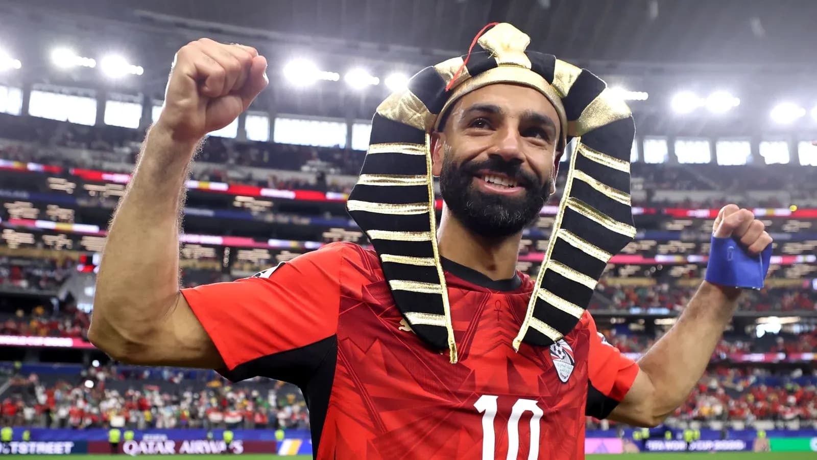 Jugador festejando con gorro de faraón en estadio