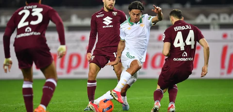 Jugadores de Torino y AS Roma en acción