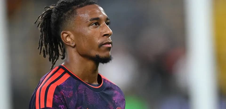 Jugador con camiseta de Bayern Múnich en el campo