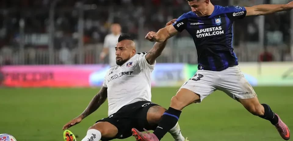 Jugador de Colo Colo derribando a rival de Huachipato