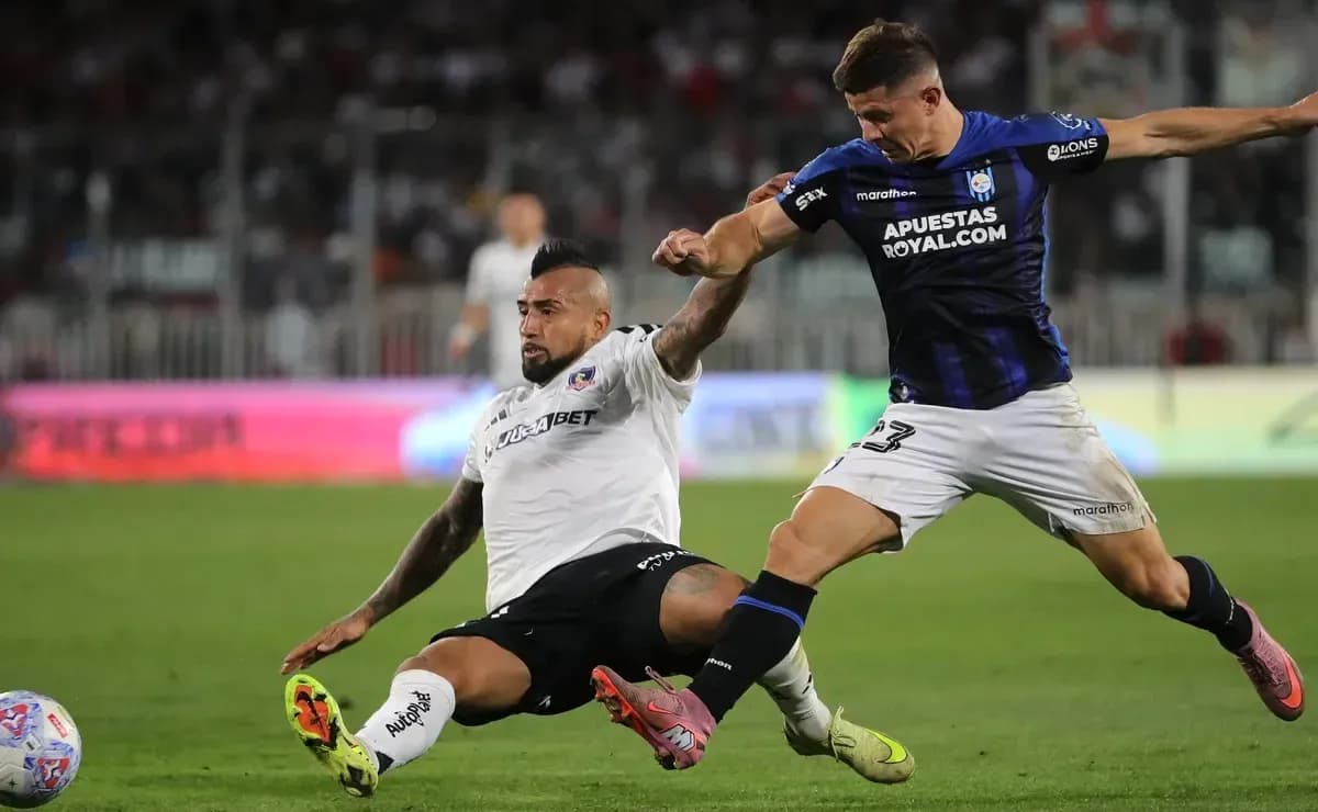 Jugador de Colo Colo derribando a rival de Huachipato