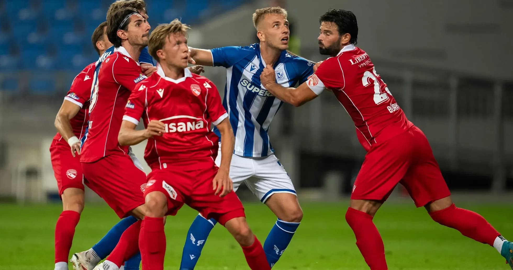 Jugadores en disputa durante el partido