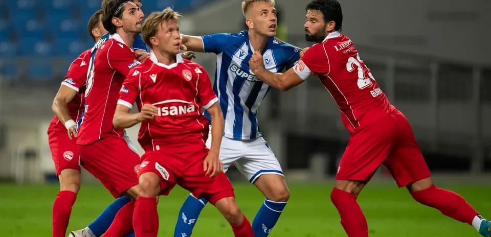 Jugadores en disputa durante el partido