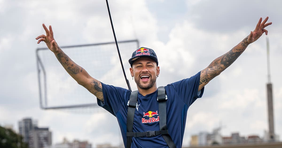 Neymar sonriente con brazos levantados en evento
