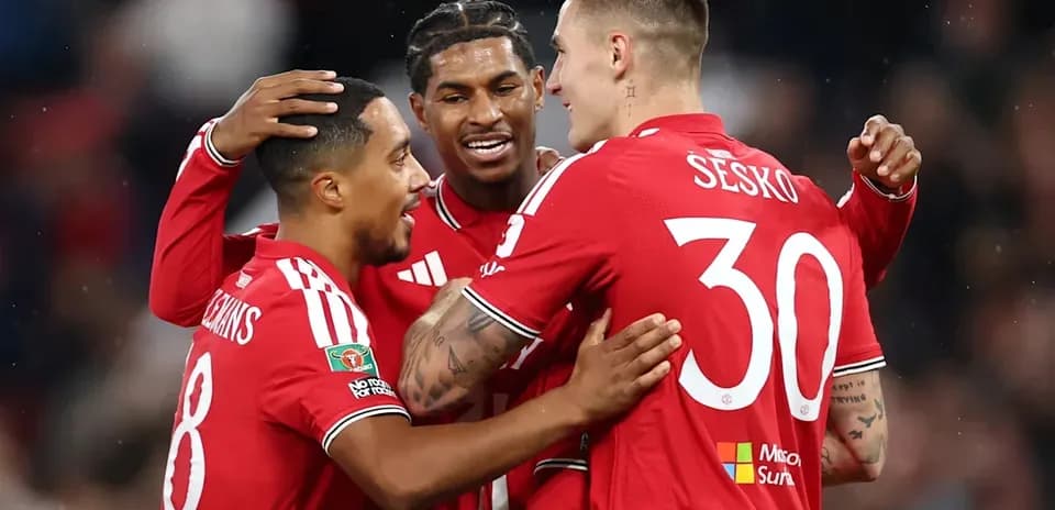 Jugadores celebrando juntos en el campo