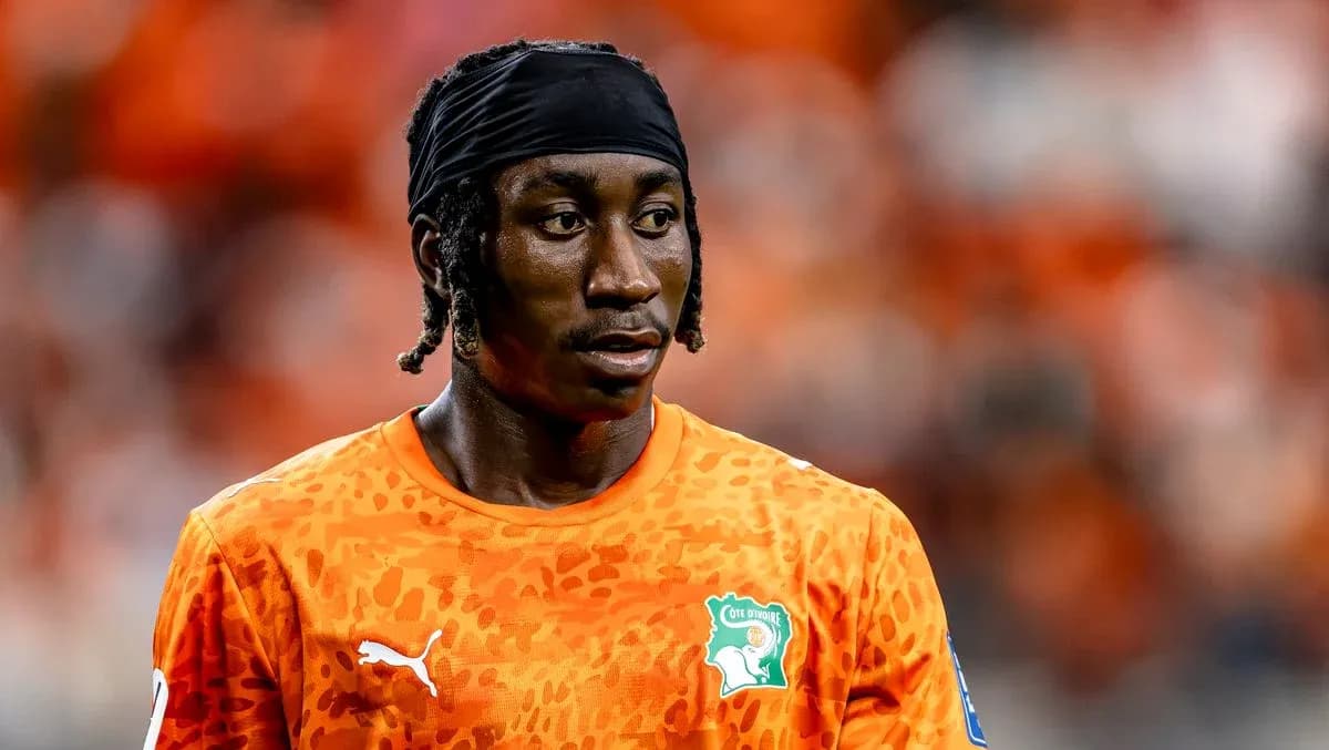 Jugador de fútbol con camiseta naranja en el campo