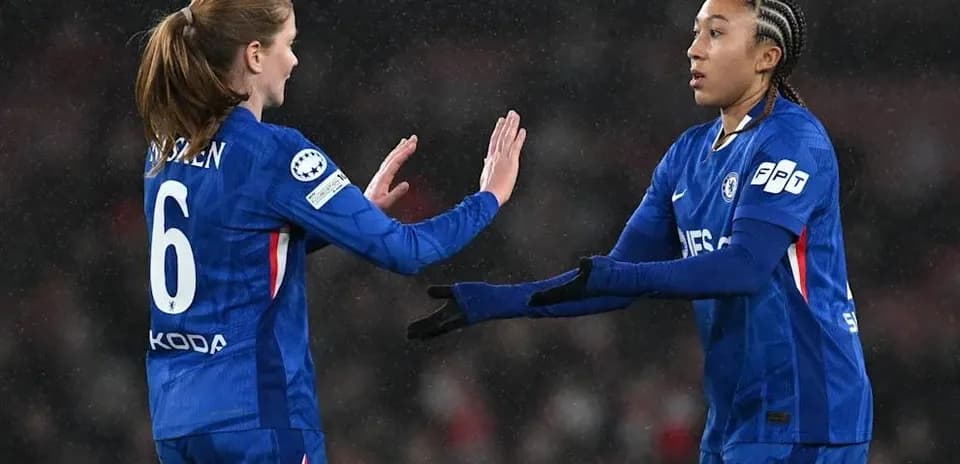 Jugadoras de Chelsea intercambiando saludos durante el partido