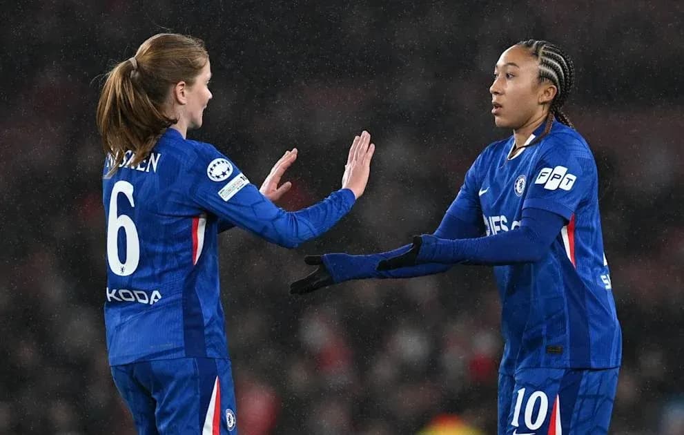 Jugadoras de Chelsea intercambiando saludos durante el partido