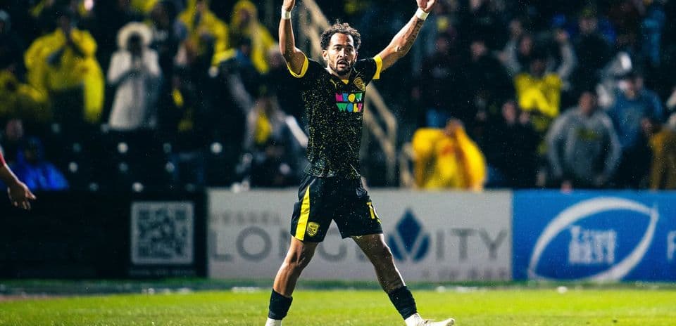 Jugador celebrando en partido de fútbol