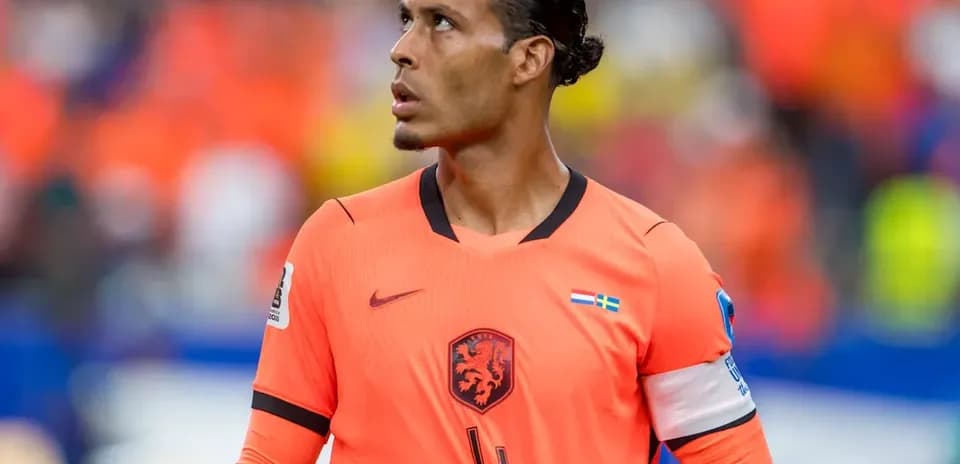 Jugador con camiseta naranja mirando hacia arriba