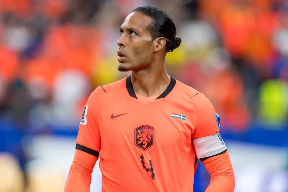 Jugador con camiseta naranja mirando hacia arriba