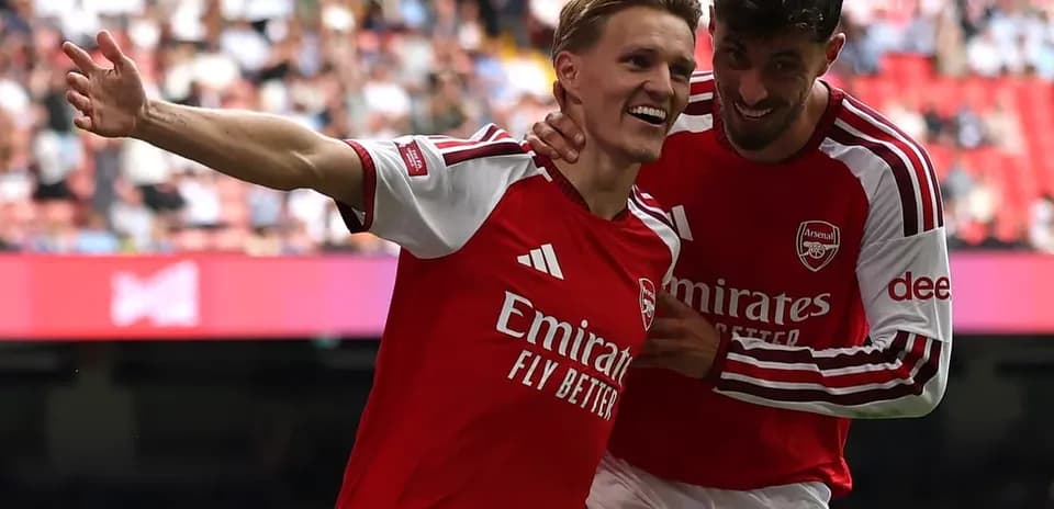 Jugadores del Arsenal celebrando un gol juntos
