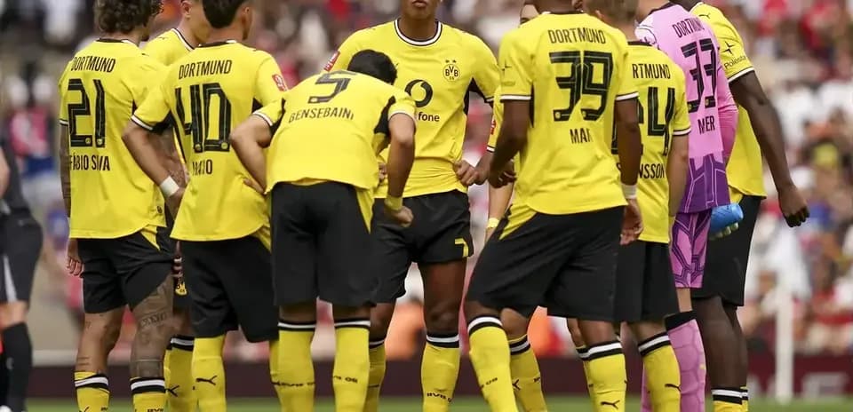 Jugadores de Borussia Dortmund en reunión durante partido