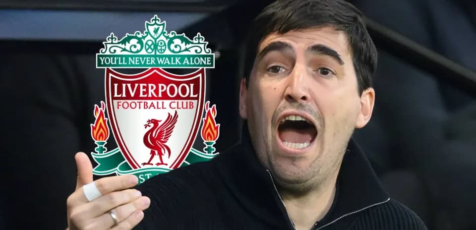 Entrenador gesticulando con logo de Liverpool detrás