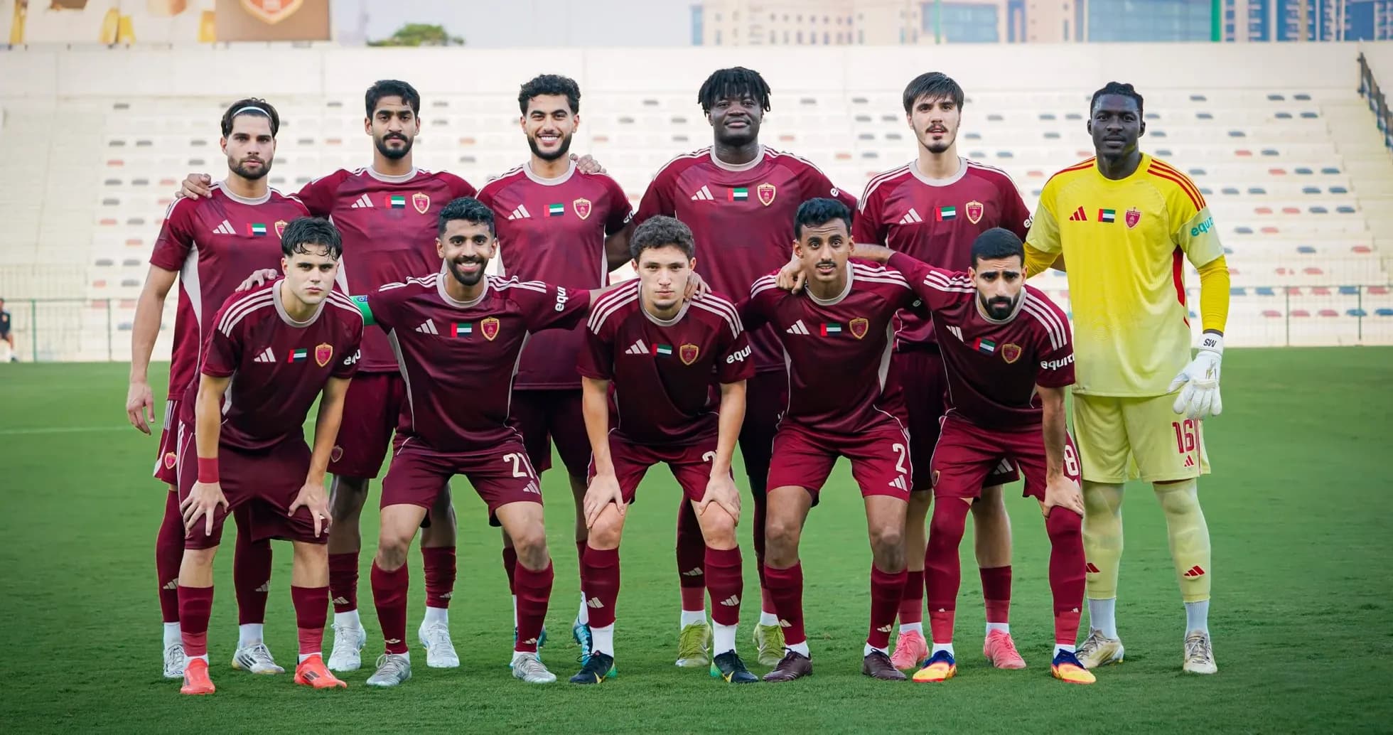 Equipo Al Wahda U23 posando en el campo