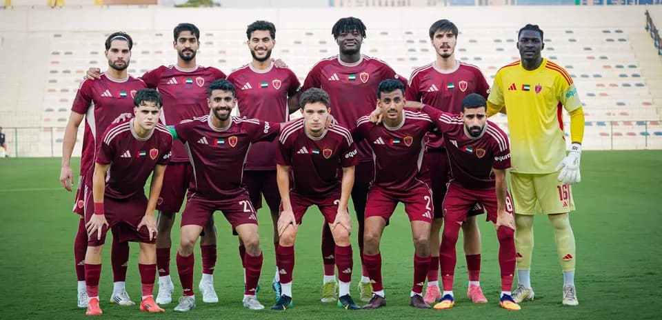 Equipo Al Wahda U23 posando en el campo
