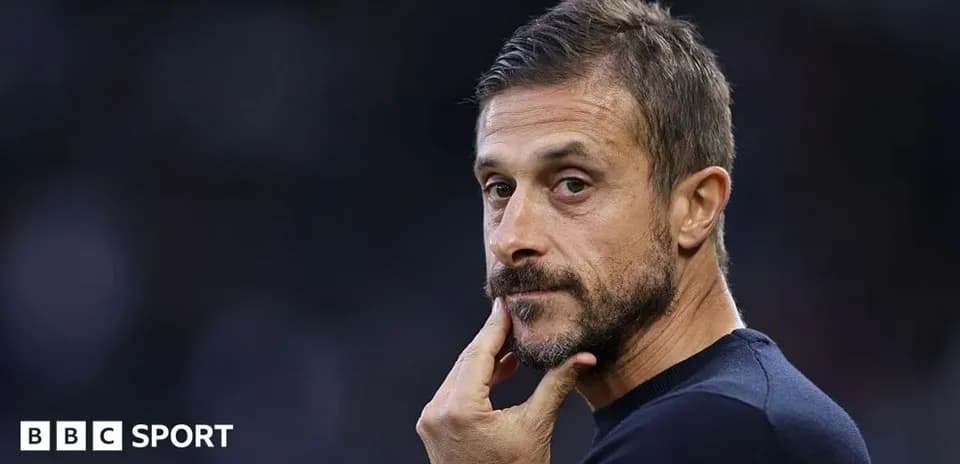 Entrenador pensativo durante el partido