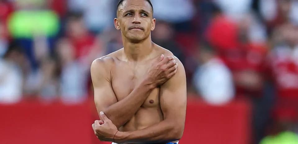 Jugador sosteniendo su hombro después del partido