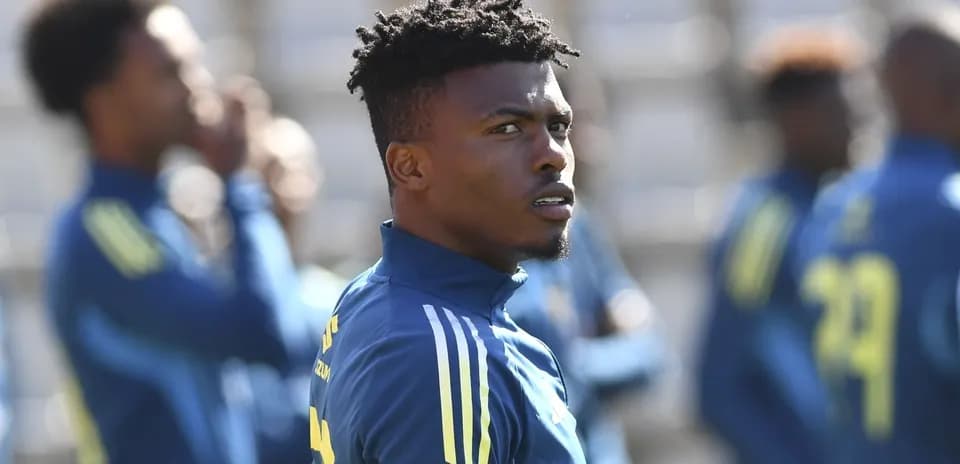 Jugador observando durante sesión de entrenamiento