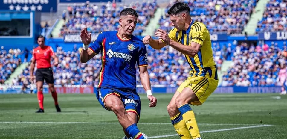 Jugador de Getafe compitiendo por el balón