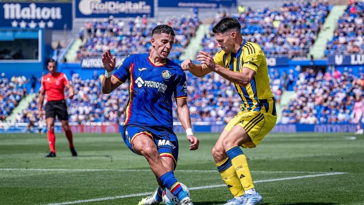 Jugador de Getafe compitiendo por el balón
