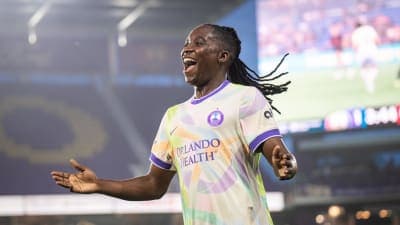 Jugadora celebrando en el campo durante el partido