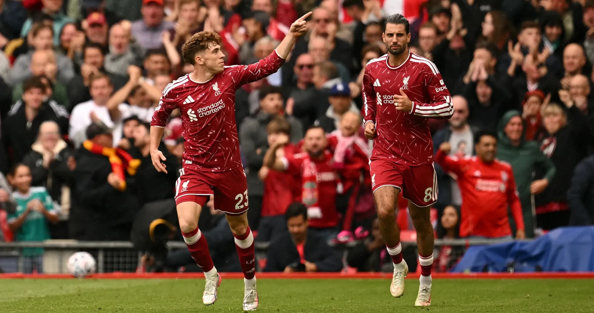 Jugadores de Liverpool celebrando un gol
