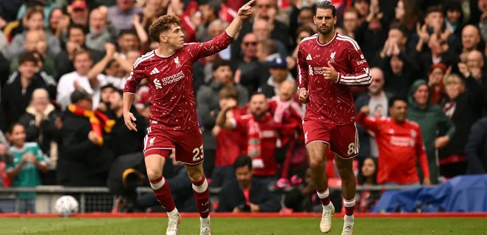 Jugadores de Liverpool celebrando un gol