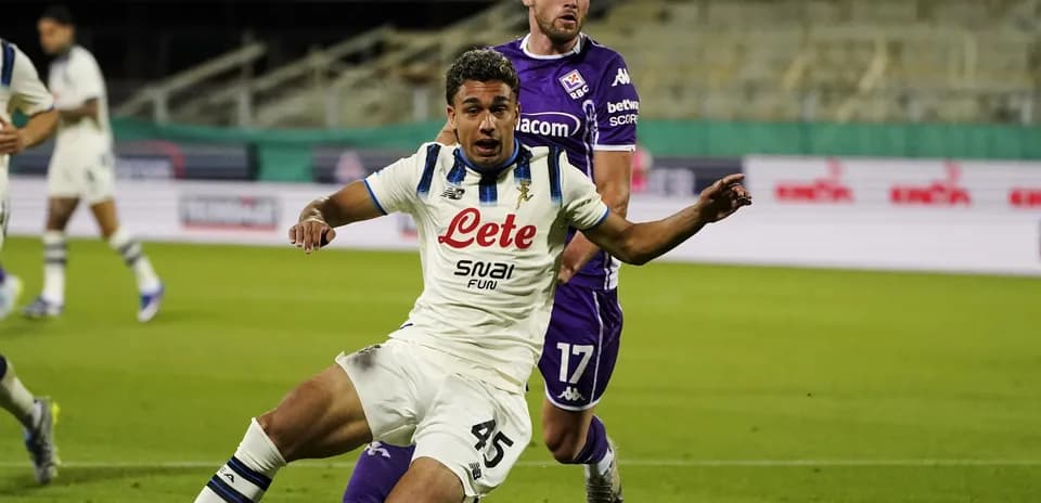 Jugador de Atalanta en acción contra Fiorentina