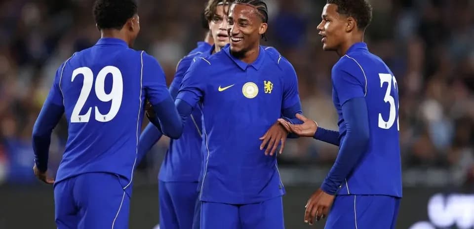 Jugadores de Chelsea celebrando en el campo