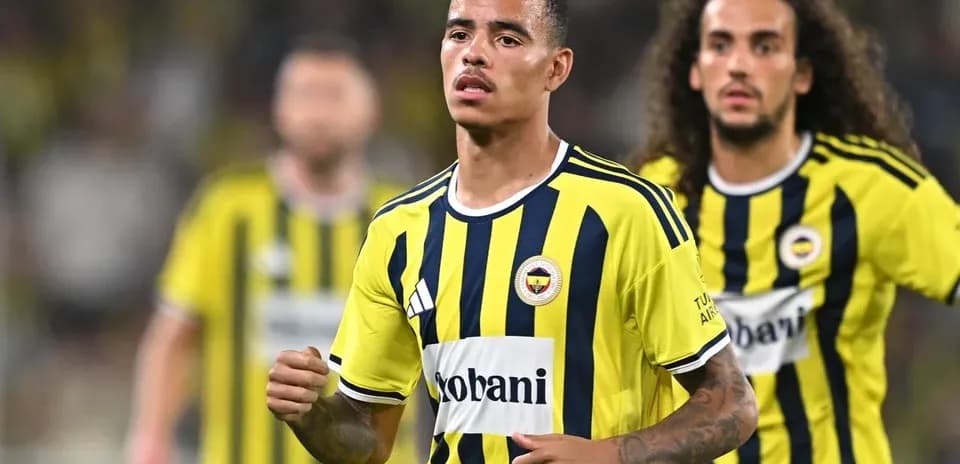Jugadores de Fenerbahçe en partido de fútbol