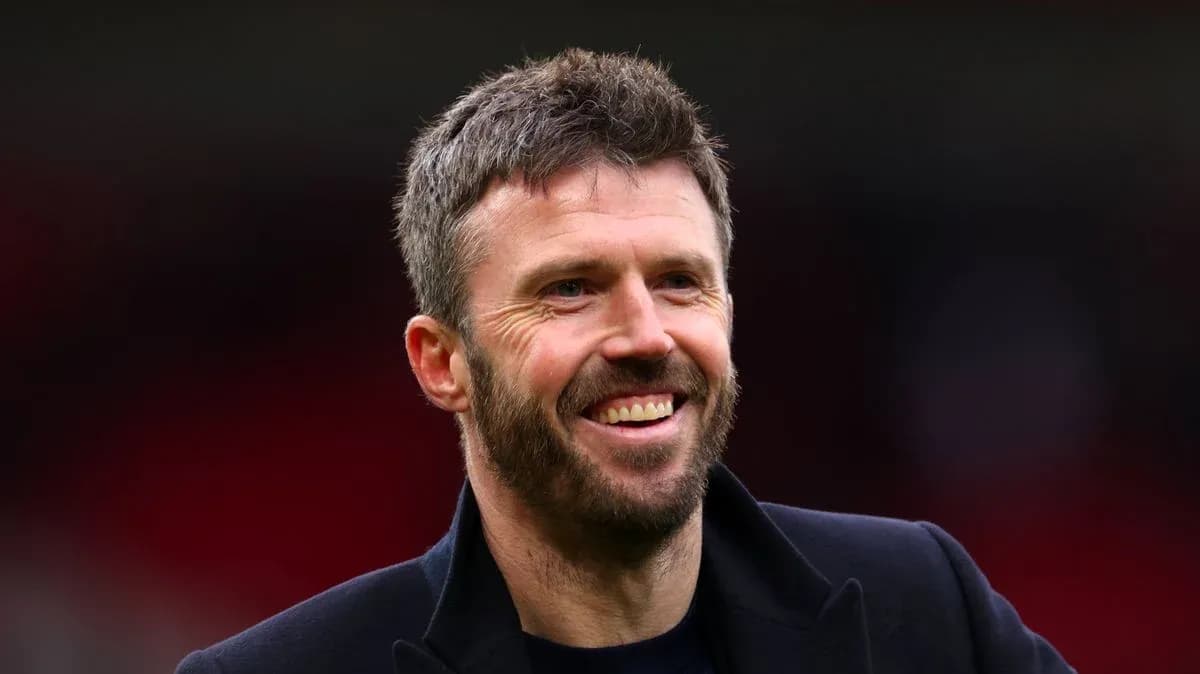 Entrenador sonriendo en el campo de fútbol