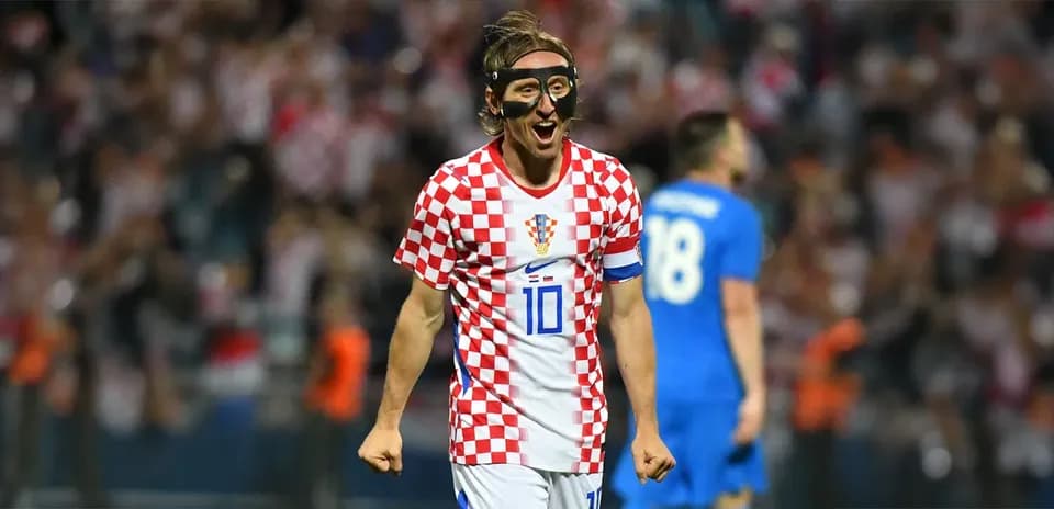 Jugador croata celebrando con máscara en partido