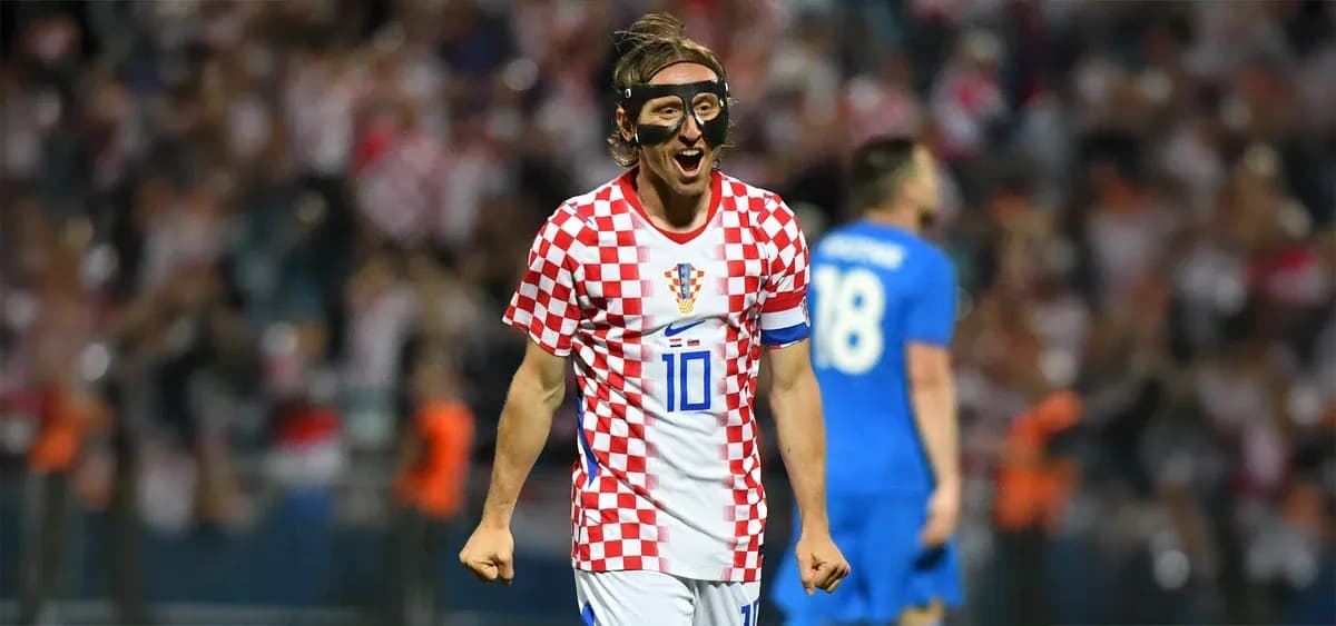 Jugador croata celebrando con máscara en partido