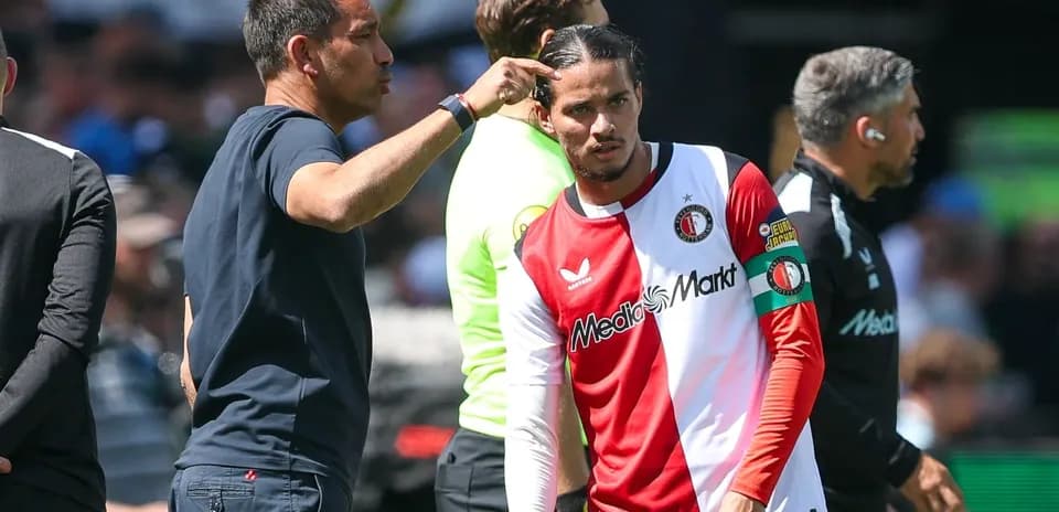 Entrenador hablando con jugador de Feyenoord en la banda